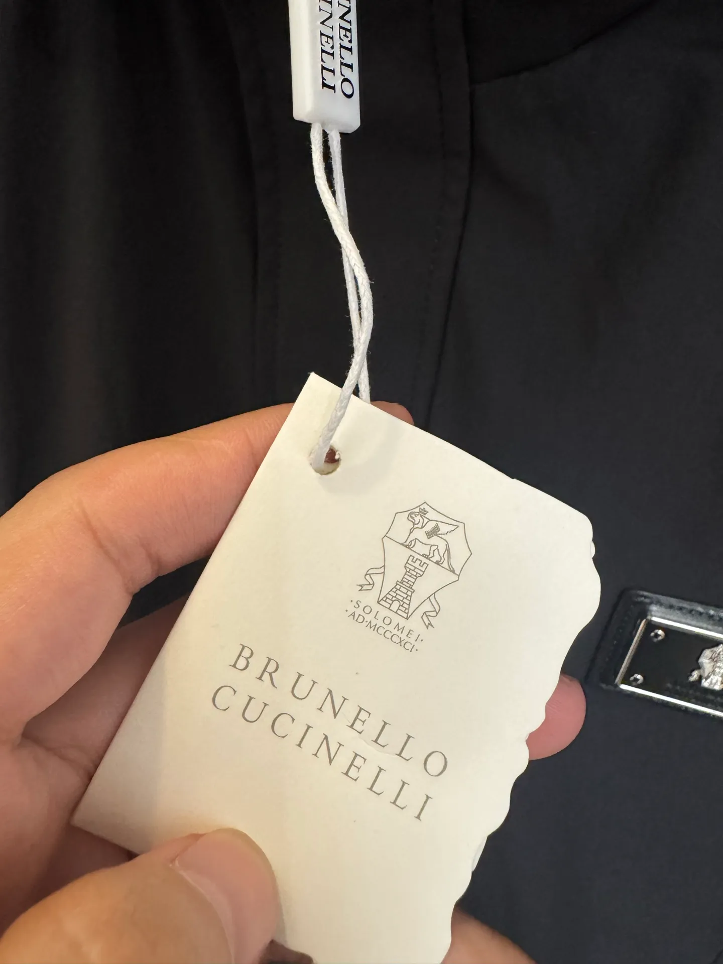 [Premium Replica] Brunello Cucinelli 26fw BC Early Autumn New Arrival Leather Label Hooded Casual Jacket (Black) Top Edition Customized fabric in the cabinet Breathable, high comfort, impeccable details, brand element design concept, reflecting high quality. It feels delicate and soft! Presenting casual tailoring, it can be used for business, old money or leisure. It has three complete standards. Look for the correct version. Size: m/l/xl/xxl/xxxl